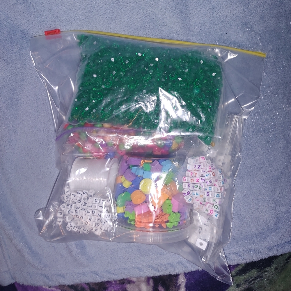🛍️2/$20🛍️Vibrant Bead and String Craft Kit